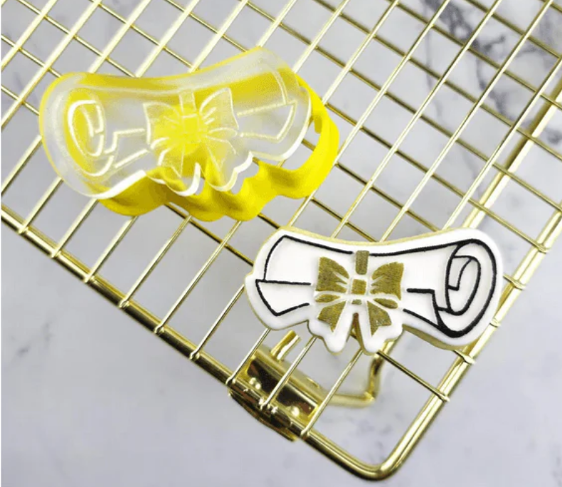 How to Make Adorable Graduation Fondant Cookie Toppers