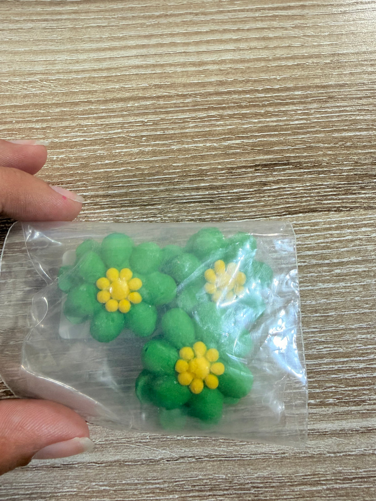 Royal Icing Toppers Mini Daisies 6 Pieces