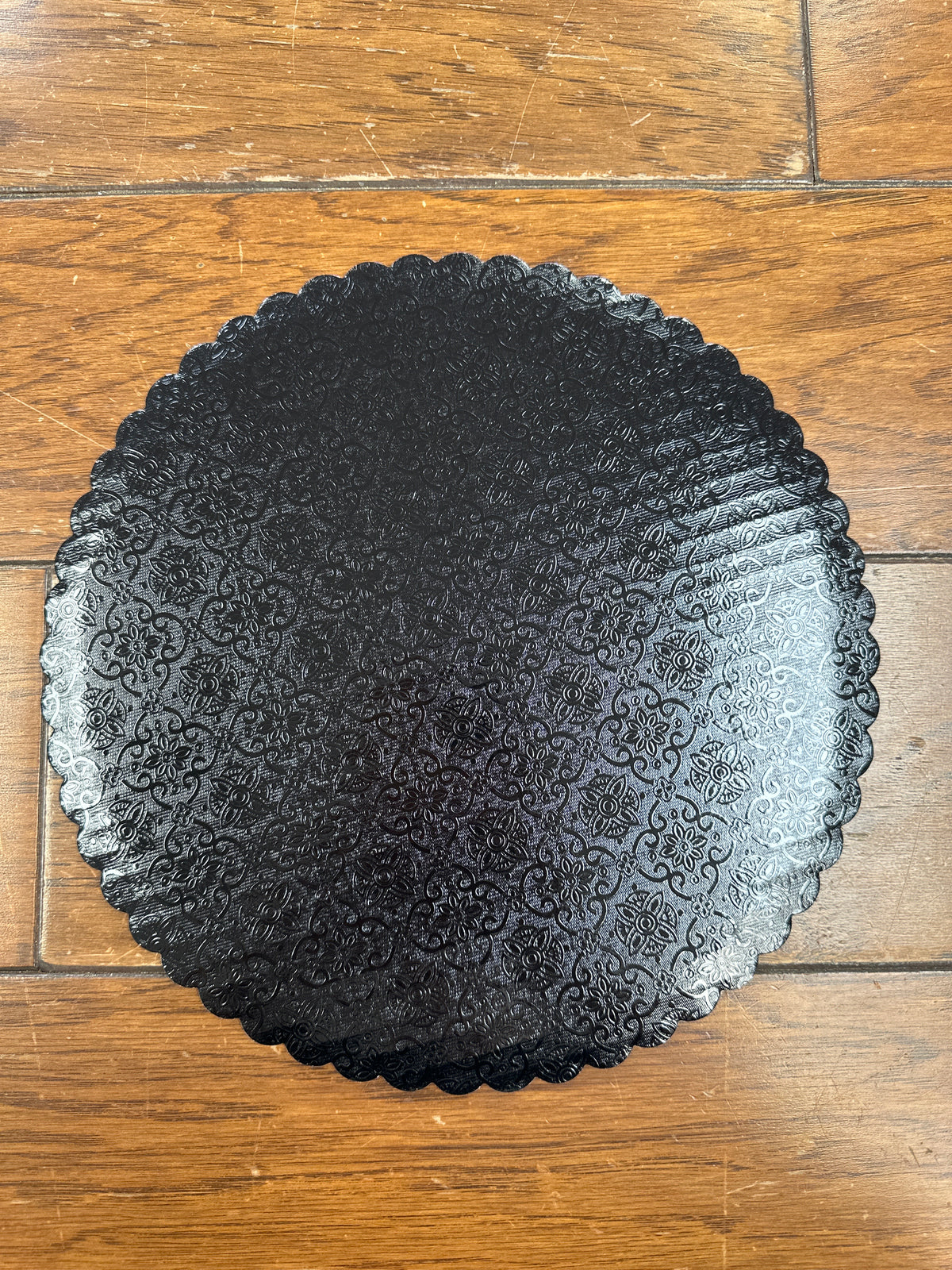 Round Black Scalloped Plate 10" - Sweet Life Cake Supply