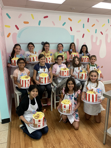 Display of popcorn themed cakes in baking class