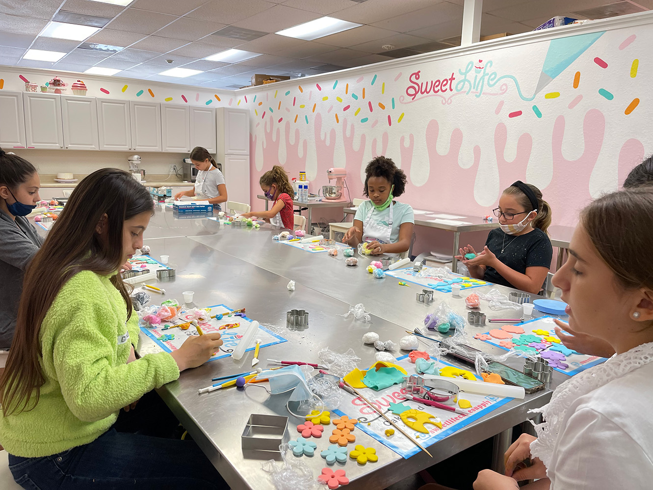 Children decorating and designing cakes